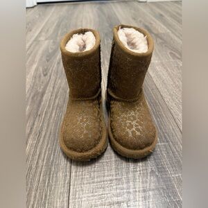 UGG GIRLS CLASSIC II GLITTER LEOPARD Cheetah BOOT SIZE 6 KIDS CHESNUT